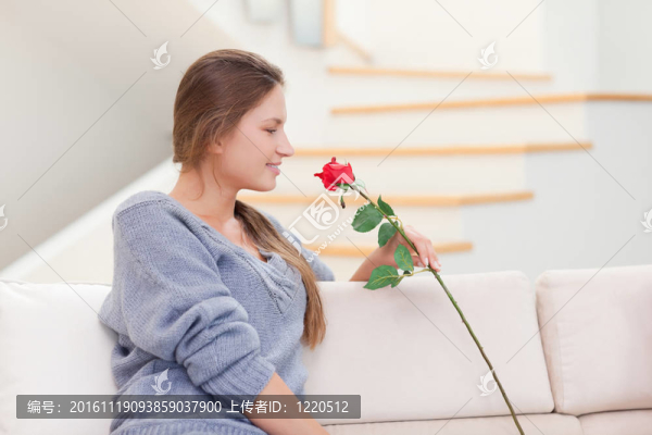 聞玫瑰的女人