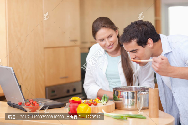 美食夫婦使用筆記本電腦做飯