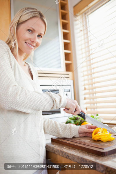 微笑的女人切片胡椒鐘