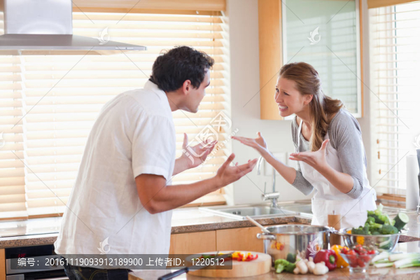 在廚房里打架的一對