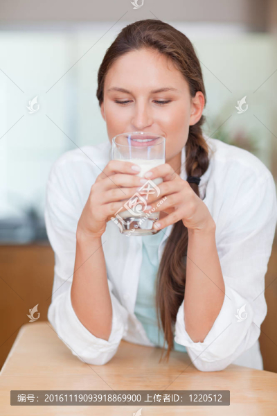 一個年輕的女人喝牛奶的肖像
