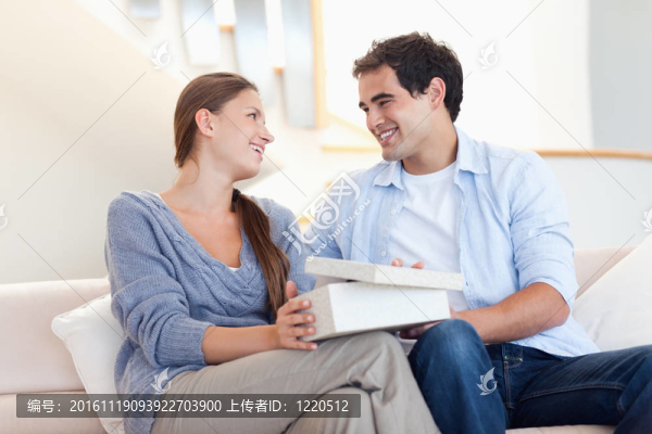 年輕人帶著禮物給他的女朋友驚喜