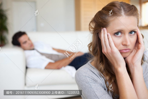 女人頭痛與男人在沙發(fā)后面