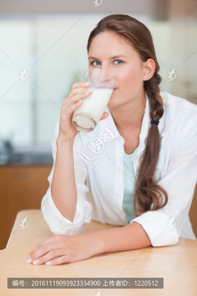 一個可愛的女人喝牛奶的肖像