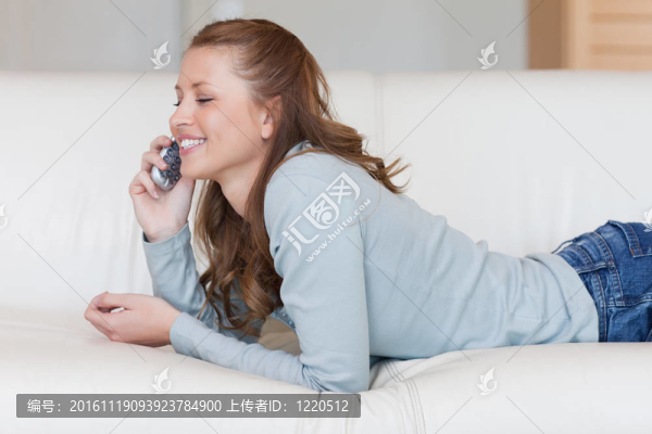 沙發(fā)上的女朋友在電話上愉快地交談