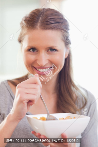 婦女吃谷物的特寫-匯圖網(wǎng) www.fosd68.com 婦女吃谷物的特寫