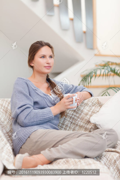 一個(gè)平靜的女人舉著一杯茶的肖像