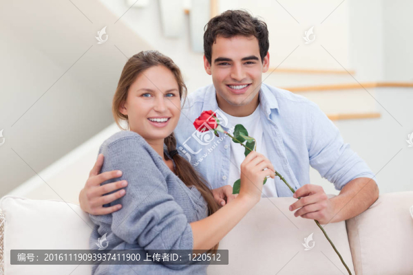 年輕人提供一個玫瑰給他的妻子