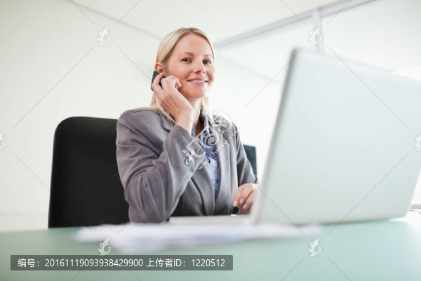 微笑的商人在打電話