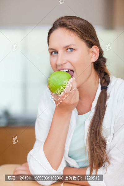 一個(gè)女人吃一個(gè)蘋果的肖像