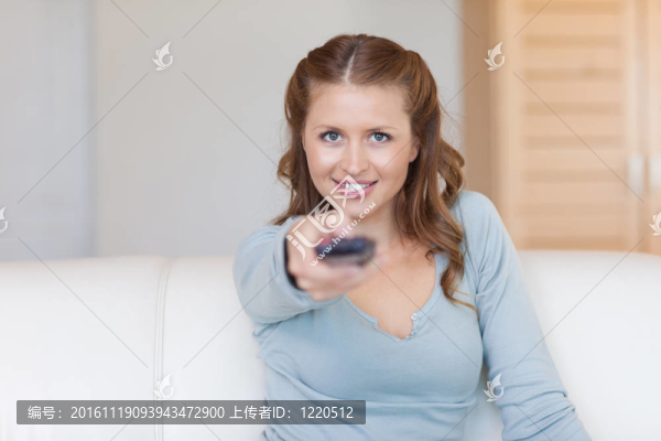 年輕女性使用遙控器