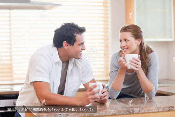 夫婦一起在廚房喝咖啡