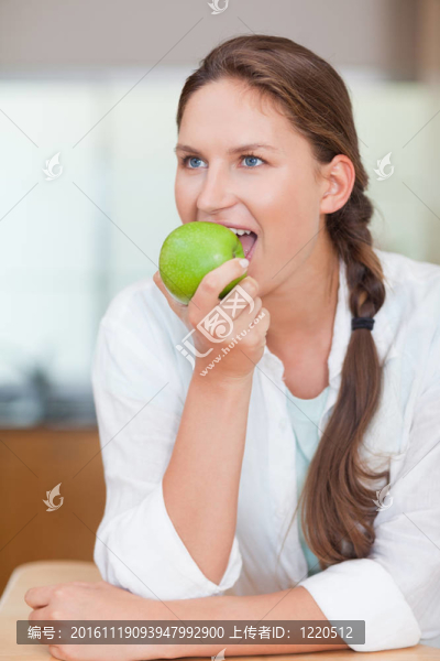 一個可愛的女人吃蘋果的肖像