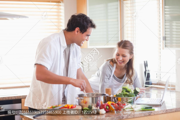 夫婦使用互聯(lián)網(wǎng)查找食譜