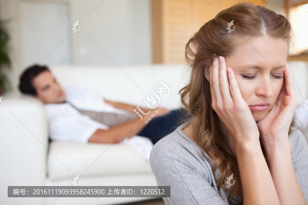 女人在沙發(fā)后面和男人一起頭痛