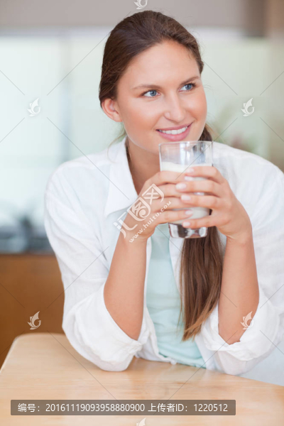 一個平靜的女人喝牛奶的肖像