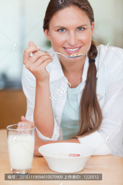 一個(gè)可愛的女人早餐的肖像