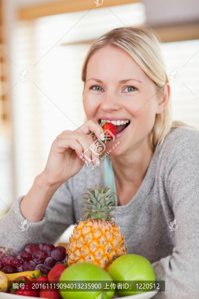 微笑的女人有草莓