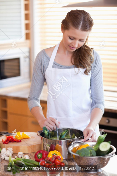 女人攪拌她的湯
