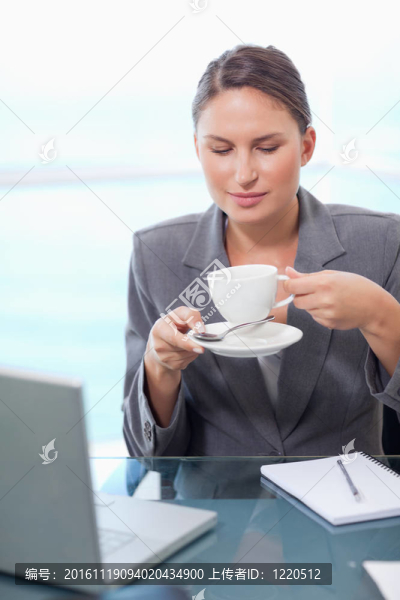 一個商人喝茶的肖像