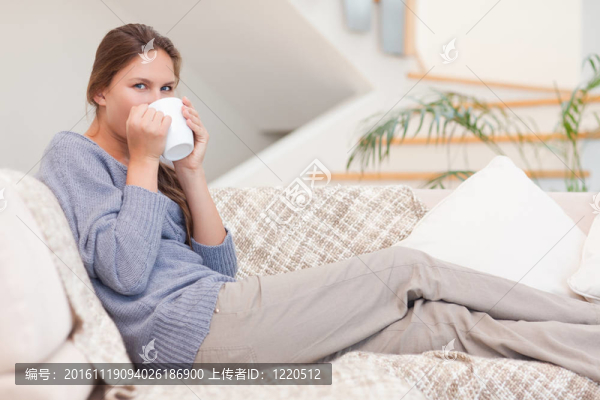 美麗的女人有一杯茶-匯圖網(wǎng) www.fosd68.com 美麗的女人有一杯茶