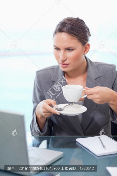 一個(gè)商人飲用咖啡的肖像