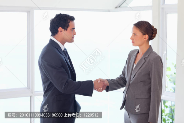 貿(mào)易伙伴成交的側(cè)面視圖-匯圖網(wǎng) www.fosd68.com 貿(mào)易伙伴成交的側(cè)面視圖