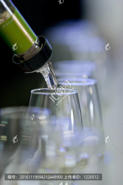 在catavinos澆注Txakoli-匯圖網(wǎng) www.fosd68.com 在catavinos澆注Txakoli