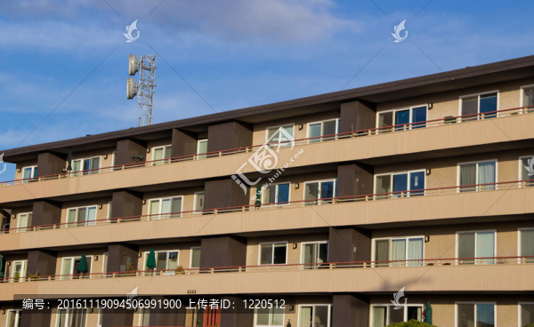 公寓樓和藍天