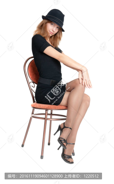 女孩在椅子上的一頂帽子