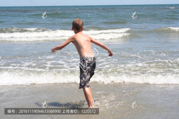 男孩跑沖浪