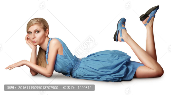 穿著粉紅色衣服的金發(fā)女郎躺在地板上