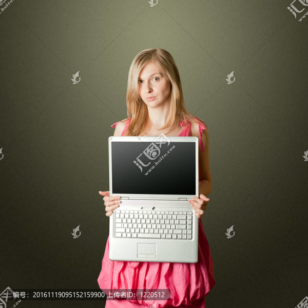 打開筆記本電腦在粉紅女