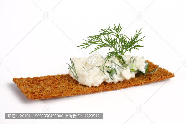 美味的薄脆餅干和奶酪、茴香