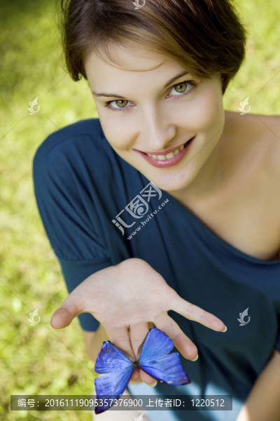 蝴蝶玩耍的年輕女人快樂