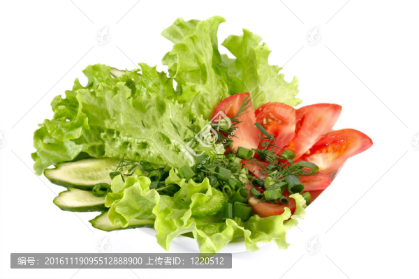 番茄、黃瓜和沙拉葉健康田園沙拉。白色物體。