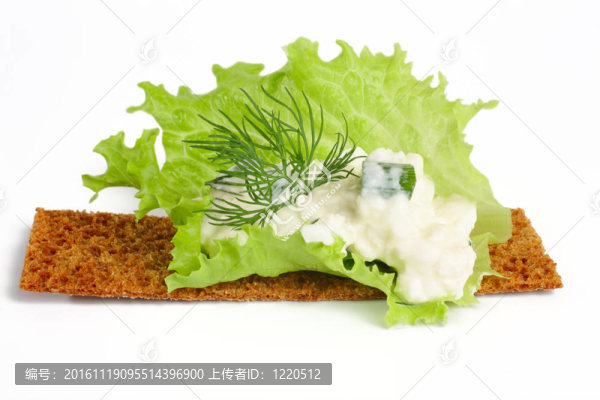美味的薄脆餅干和干酪；茴香沙拉片。白色背景中分離