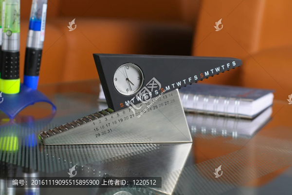 在玻璃桌上的不尋常的時間