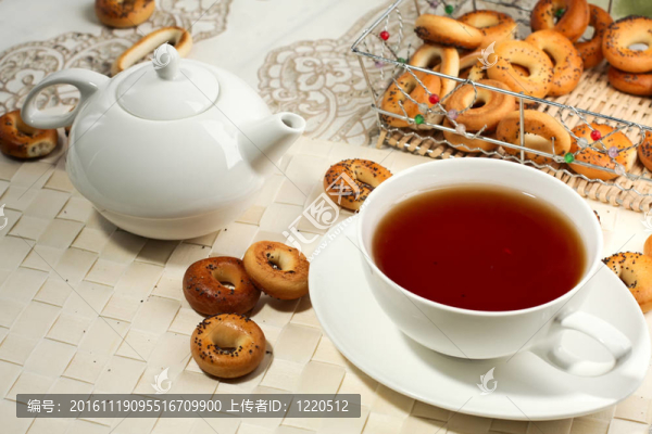 茶杯和紅茶茶壺