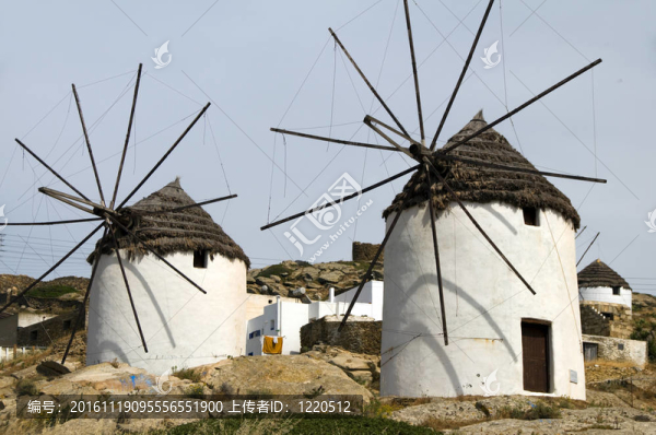 兩個風車IOS島基克拉澤斯希臘的茅草屋頂和白色灰泥建筑水平