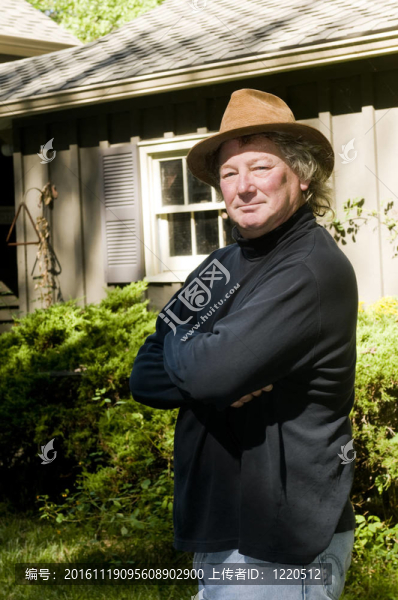 在院子里戴著時(shí)髦帽子的中年男子