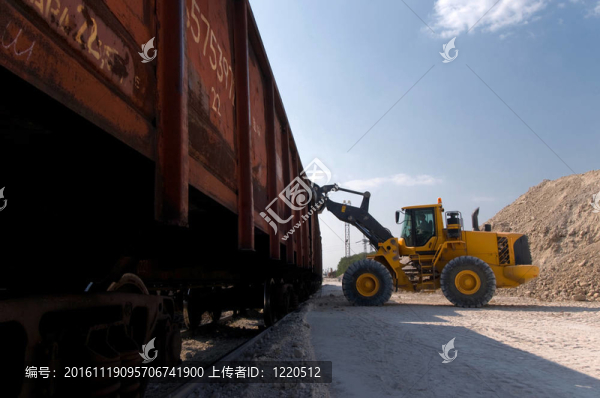 挖掘機裝載碎石