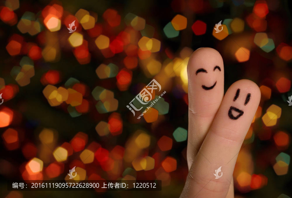 手指擁抱抽象的燈光