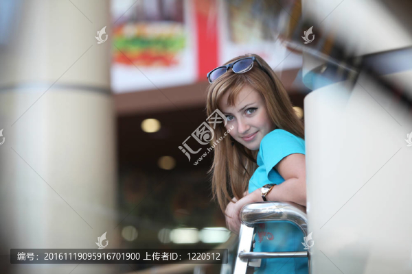 年輕漂亮的女人靠近扶手