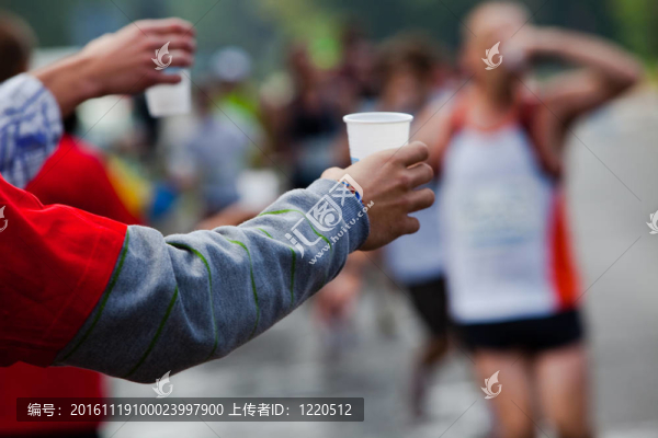 賽跑者在馬拉松比賽中帶水