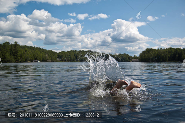 潛水員的腳消失在湖心島