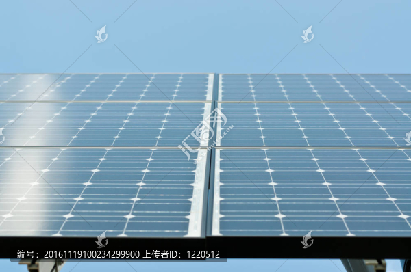 陽光反射在太陽能電池板上