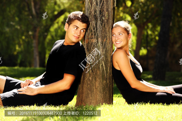 年輕夫婦和一棵樹(shù)-匯圖網(wǎng) www.fosd68.com 年輕夫婦和一棵樹(shù)