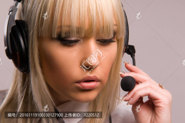 美麗的金發(fā)女郎的耳機