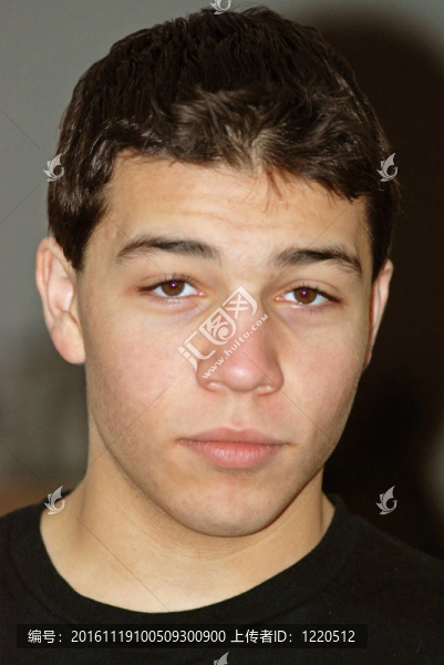 自信的年輕人；青少年